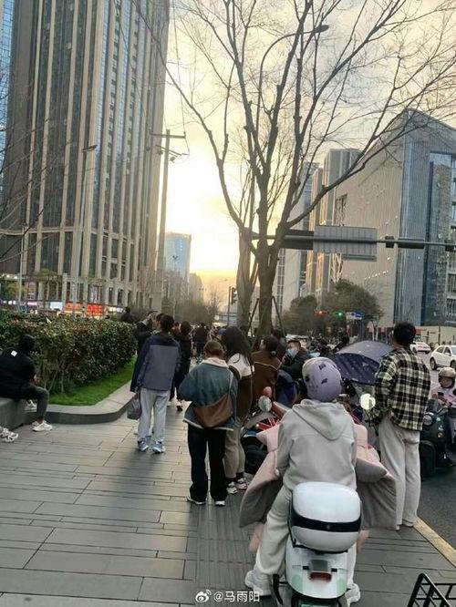 天府二街吃瓜群众视频,吃瓜群众视角下的街头百态