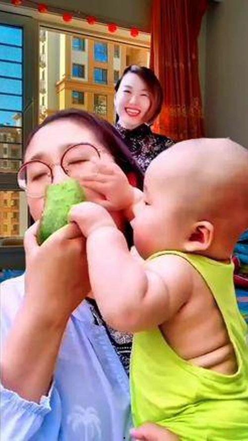 萌娃吃瓜搞笑配音视频,萌态百出笑翻众人