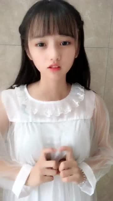 可爱的小姐姐吃瓜视频,可爱小姐姐的甜蜜吃瓜时光