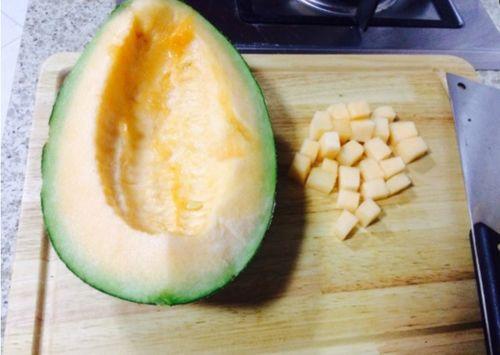 日本店里吃哈密瓜视频,哈密瓜新吃法，甜蜜诱惑引围观