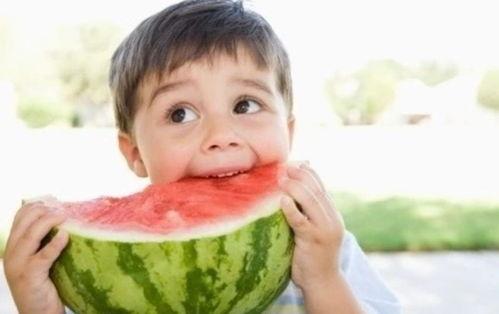 小朋友吃瓜视频文案短句,小朋友吃瓜视频萌态百出